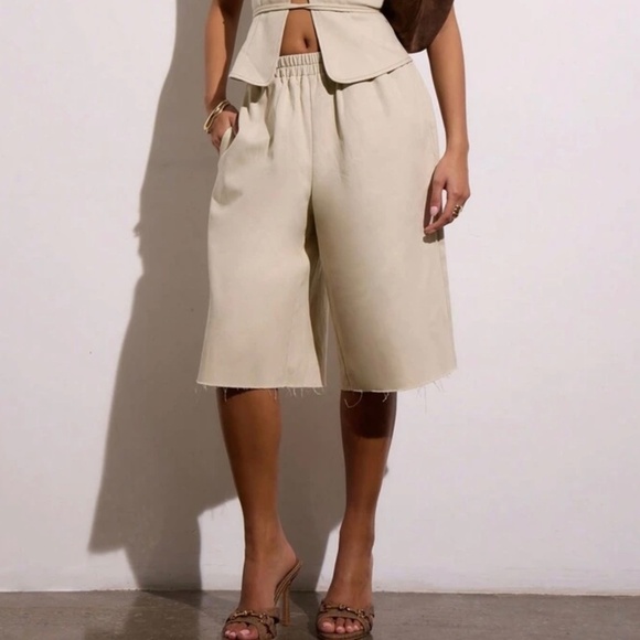 Minimalist Chic Wide-Leg Culotte Shorts – Size Large – Effortlessly Stylish! ✨🤍 - Picture 3 of 5